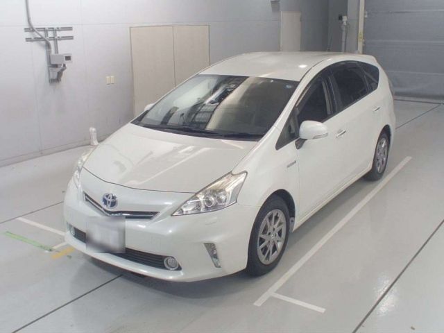 36519 Toyota Prius alpha ZVW41W 2014 г. (CAA Chubu)